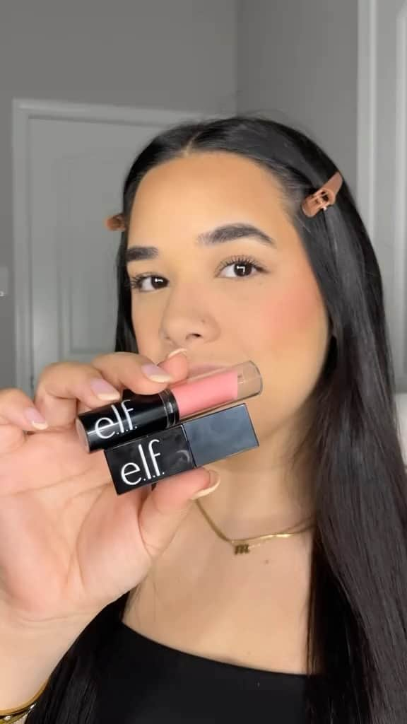 e.l.f.のインスタグラム：「Getting our lips ready for the holiday szn like... 👄  Products featured: 🍓 Lip Exfoliator in Strawberry: sugar lip exfoliator that gently removes dry, dead skin for softer + smoother lips ($5) 💖 Glossy Lip Stain in Basic Beige: a long-lasting lip stain that gives lips a sheer pop of color and subtle gloss ($6)  Tap to shop this lip look! 💋 📸: @jimelannie  #elfcosmetics #eyeslipsface #elfingamazing #vegan #crueltyfree」