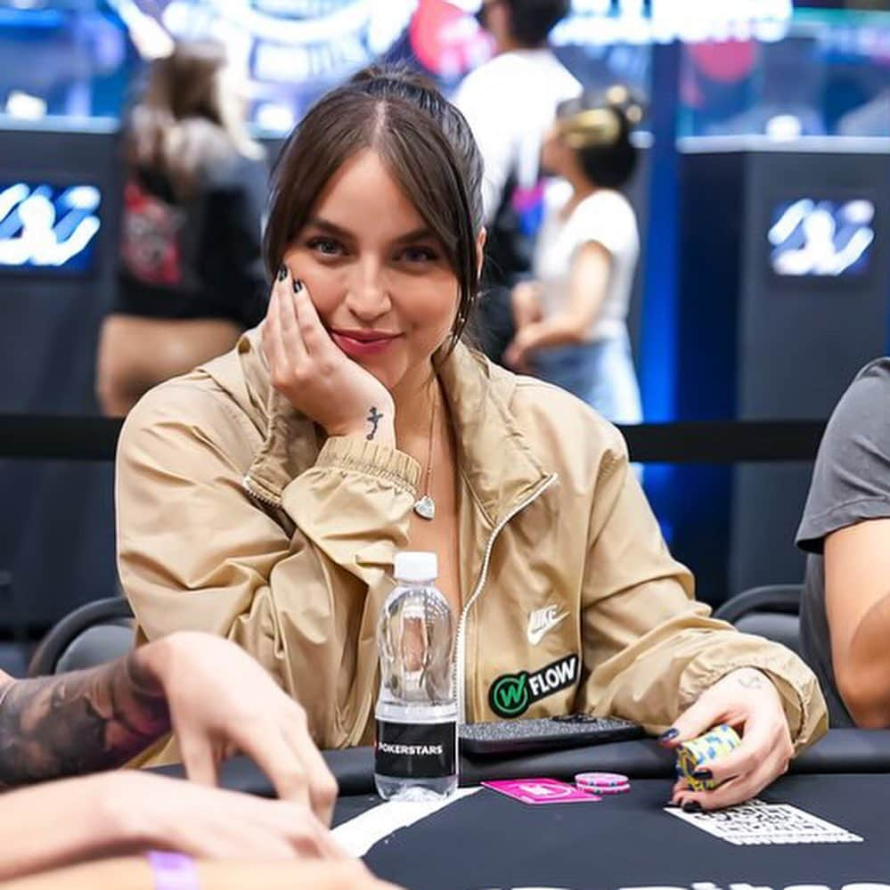 Bruna Unzuetaのインスタグラム：「E a jogadora de poker ataca novamente ✌🏼🥰」