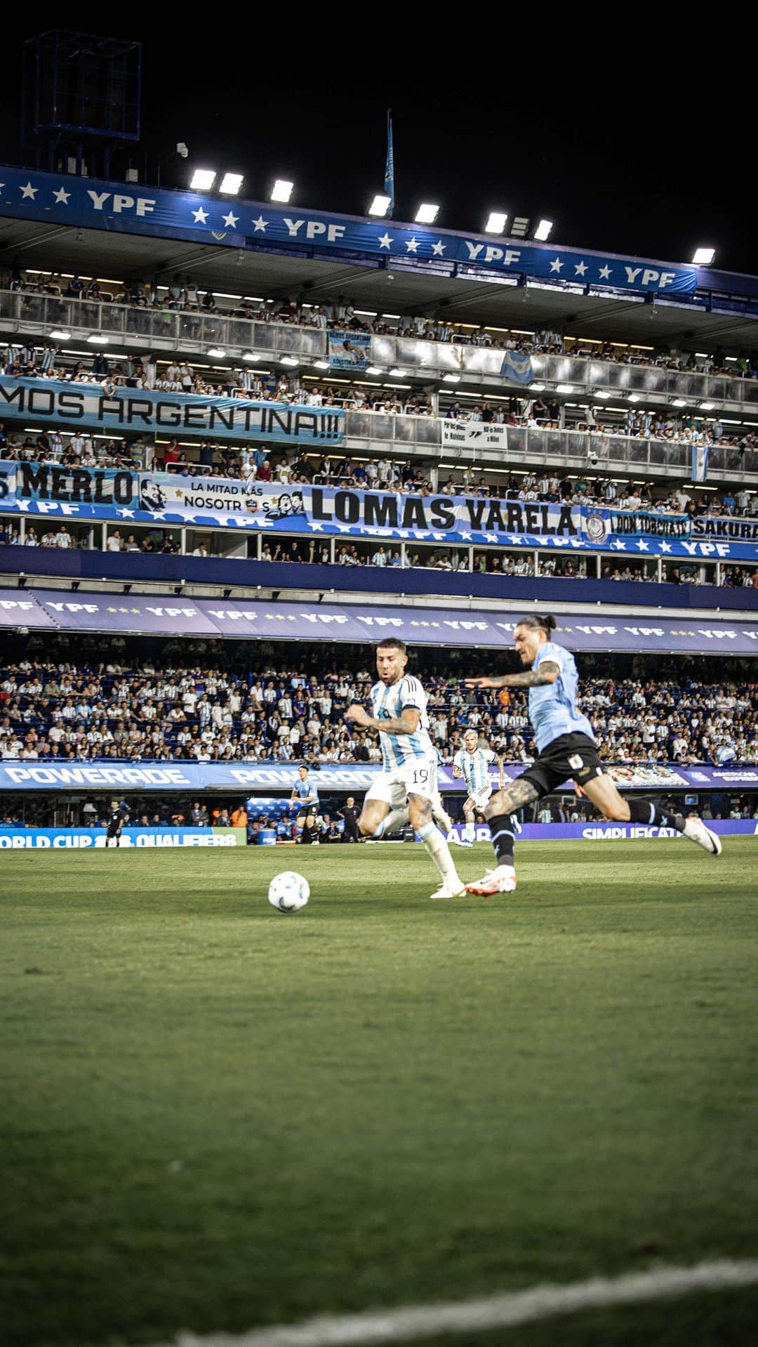 サッカー ウルグアイ代表チームのインスタグラム：「🪩 𝐴𝑙𝑔𝑢𝑖𝑒𝑛 𝑡𝑒𝑛𝑖𝑎 𝑞𝑢𝑒 𝑠𝑎𝑐𝑎𝑟𝑙𝑎  Música, maestro.  #ElEquipoQueNosUne」