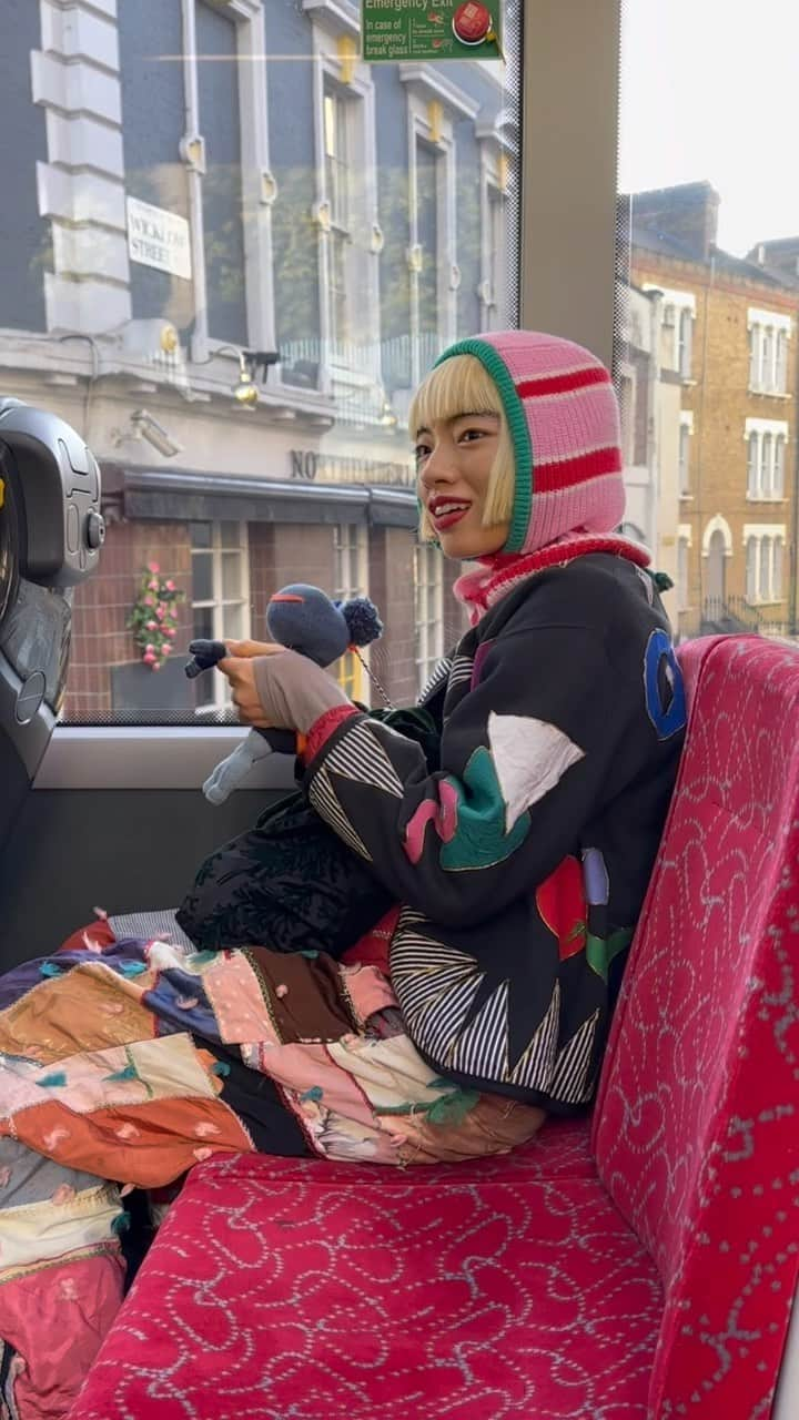 アオイヤマダのインスタグラム：「London🇬🇧 馬車の時代から赤が貴重らしい。 Routemaster  開設から1000年以上らしい。 Borough market  入場料無料で作品沢山みれる。 Tate modern」