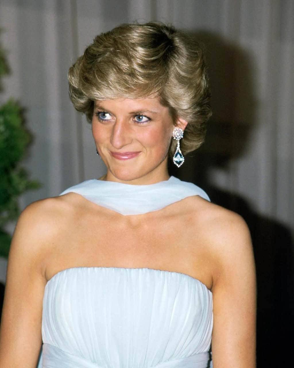 Vogue Australiaのインスタグラム：「Her penchant for electric blue eyeliner and sun—kissed highlights suggests #PrincessDiana loved summer just as much as the rest of us. Just as her holiday ensembles became iconic—the animal print swimsuit she was photographed wearing as she dove off a yacht remains unforgettable—she also continues to serve as major inspiration in the warm-weather beauty department. At the link in our bio, 28 times she was the ultimate summer beauty muse.   📷 Getty Images」