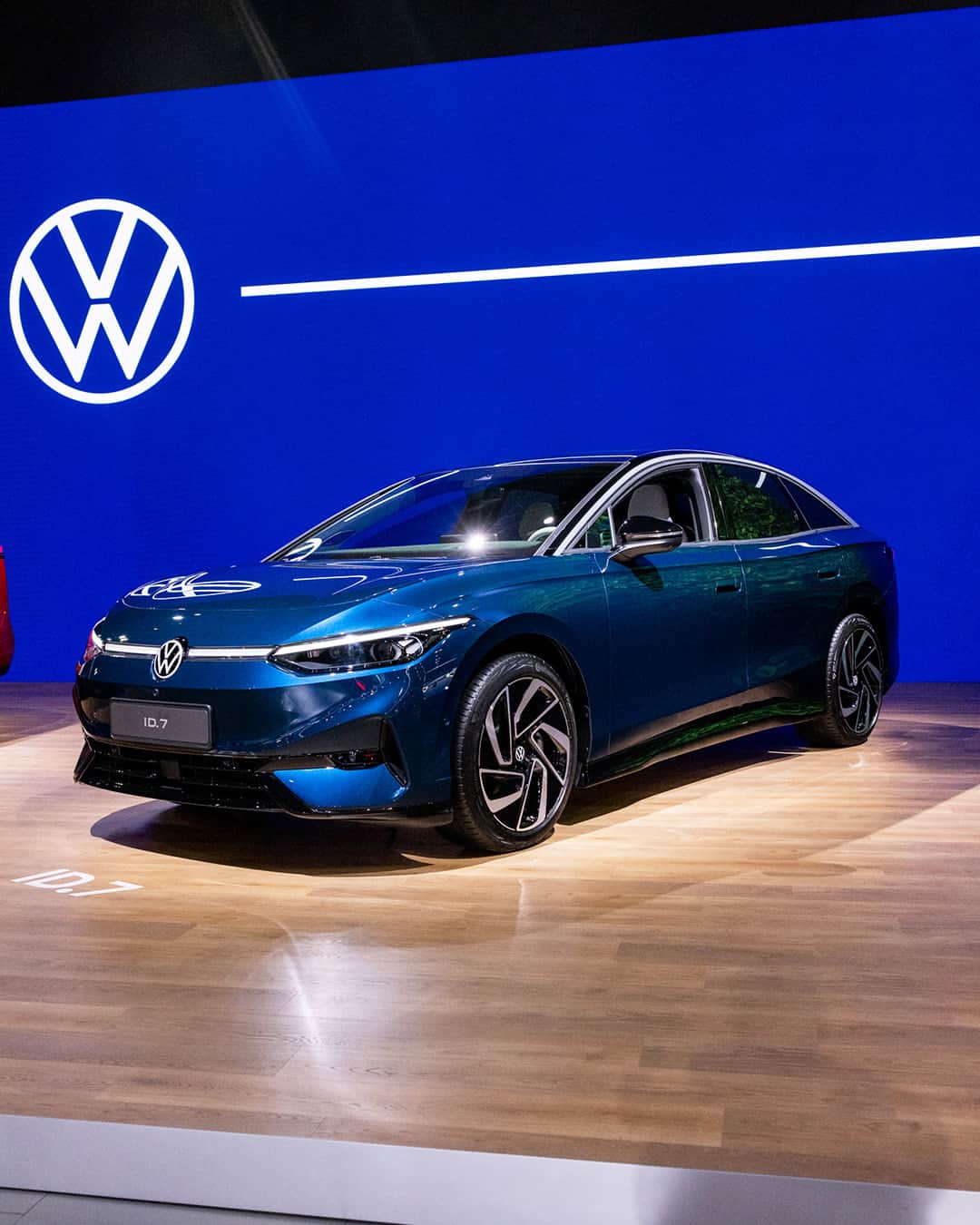 Volkswagen USAさんのインスタグラム写真 - (Volkswagen USAInstagram)「Tell me you’re in LA without telling me you’re in LA 🕶️  We‘re having a blast at @laautoshow showing off the ID. Buzz, ID.4 and ID.7 EVs, our SUV lineup, and a whole lot of #VWLove. Thanks to everyone who’s stopping by!  (We hope you didn’t track any sand home…)」11月18日 5時30分 - vw