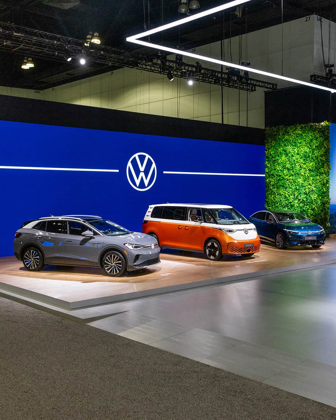 Volkswagen USAさんのインスタグラム写真 - (Volkswagen USAInstagram)「Tell me you’re in LA without telling me you’re in LA 🕶️  We‘re having a blast at @laautoshow showing off the ID. Buzz, ID.4 and ID.7 EVs, our SUV lineup, and a whole lot of #VWLove. Thanks to everyone who’s stopping by!  (We hope you didn’t track any sand home…)」11月18日 5時30分 - vw