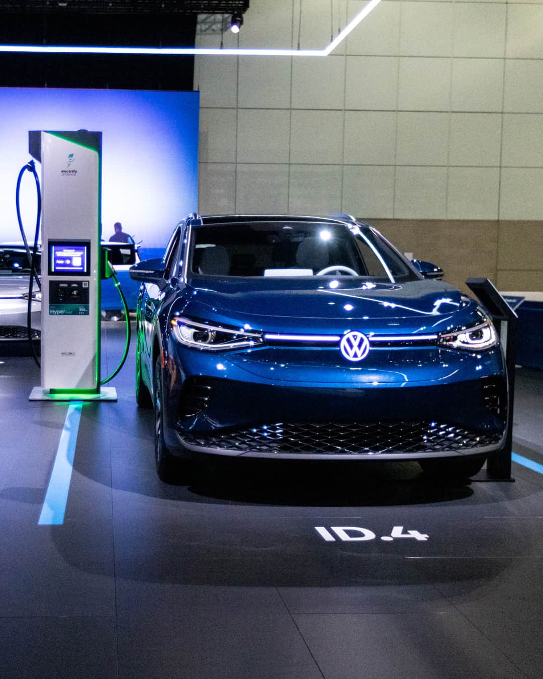 Volkswagen USAさんのインスタグラム写真 - (Volkswagen USAInstagram)「Tell me you’re in LA without telling me you’re in LA 🕶️  We‘re having a blast at @laautoshow showing off the ID. Buzz, ID.4 and ID.7 EVs, our SUV lineup, and a whole lot of #VWLove. Thanks to everyone who’s stopping by!  (We hope you didn’t track any sand home…)」11月18日 5時30分 - vw