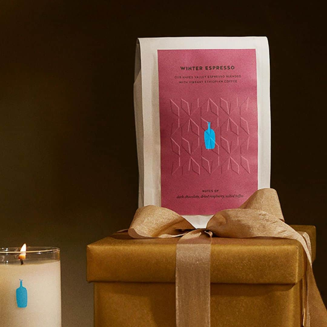 Blue Bottle Coffeeさんのインスタグラム写真 - (Blue Bottle CoffeeInstagram)「This holiday season, spread cheer to everyone in your life. A handwritten note and a bag of coffee or a radiant candle can go a long way in showing someone they’re important to you.  Explore our Gifts Under $25 and find something for your neighbor, teacher, mail carrier, and everyone else who matters.」11月18日 5時30分 - bluebottle