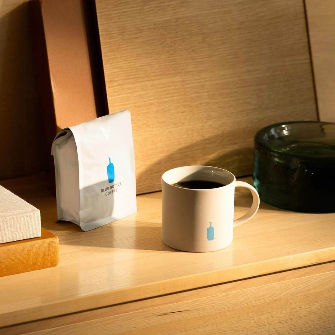 Blue Bottle Coffeeさんのインスタグラム写真 - (Blue Bottle CoffeeInstagram)「This holiday season, spread cheer to everyone in your life. A handwritten note and a bag of coffee or a radiant candle can go a long way in showing someone they’re important to you.  Explore our Gifts Under $25 and find something for your neighbor, teacher, mail carrier, and everyone else who matters.」11月18日 5時30分 - bluebottle