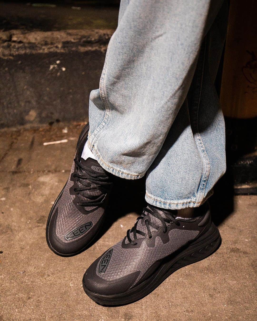 キーンのインスタグラム：「Keep walking and rolling - even in the rain 🌧 Our walking shoe, powered by KEEN.CURVE™ technology, has our KEEN.DRY waterproof protection to keep you rolling into the wetter days. #KEEN #WK400」