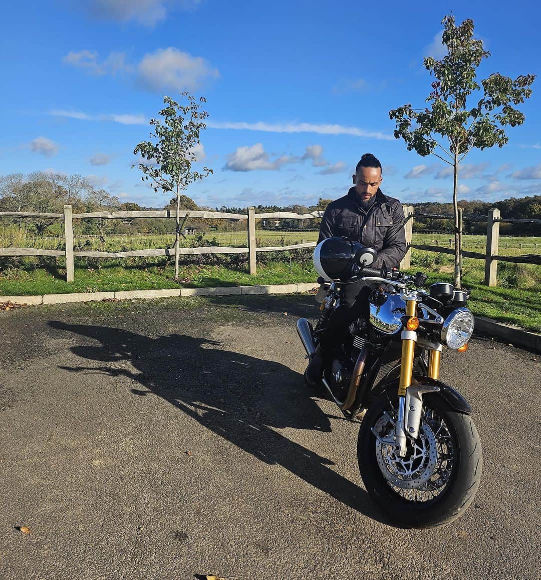 セオ・ウォルコットのインスタグラム：「What a day for a ride out 🖤」