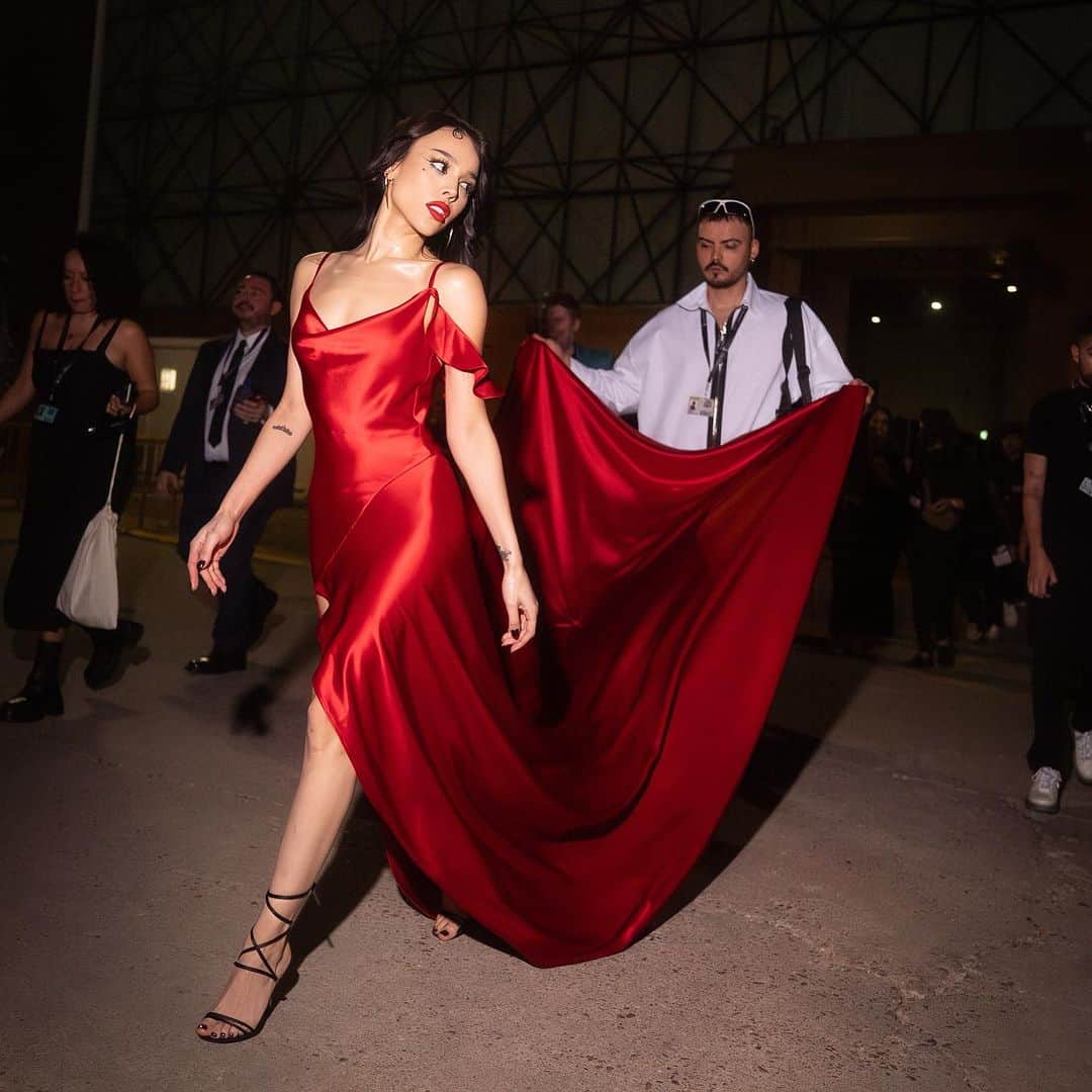 Danna Paolaさんのインスタグラム写真 - (Danna PaolaInstagram)「Del fuego no sabes nada si no la has visto arder. ♥️  Lady in red 💃🏻by @palomospain @bimbaylola @franciscojrondon @latingrammys #macdannapaola」11月18日 5時38分 - dannapaola