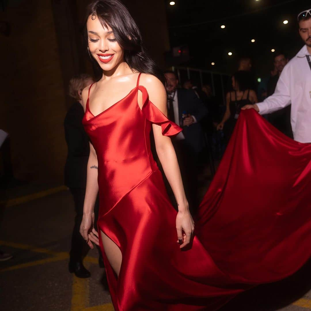 Danna Paolaさんのインスタグラム写真 - (Danna PaolaInstagram)「Del fuego no sabes nada si no la has visto arder. ♥️  Lady in red 💃🏻by @palomospain @bimbaylola @franciscojrondon @latingrammys #macdannapaola」11月18日 5時38分 - dannapaola