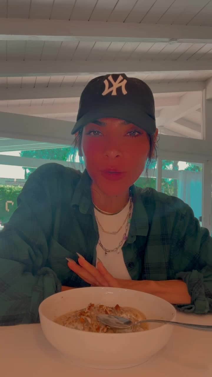 アレハンドラ・エスピノーザのインスタグラム：「De verdad NO traigo filtro 😂😂😂😂 que buen chismesito 😬」