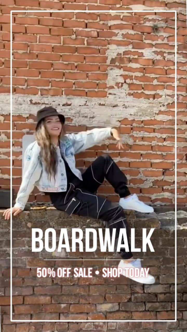 LAギアのインスタグラム：「Shop lagear.com and save 50% on your favorite everyday #LAGear Boardwalk & select light-up styles! Plus, #save 20% on other footwear and apparel #blackfridaydeals 👟👟👟 #LAGear #lowtop #lightup #sneakers #kicks #sneakerheads #holiday #blackfriday #blackfridaysale #giftshop #discount」