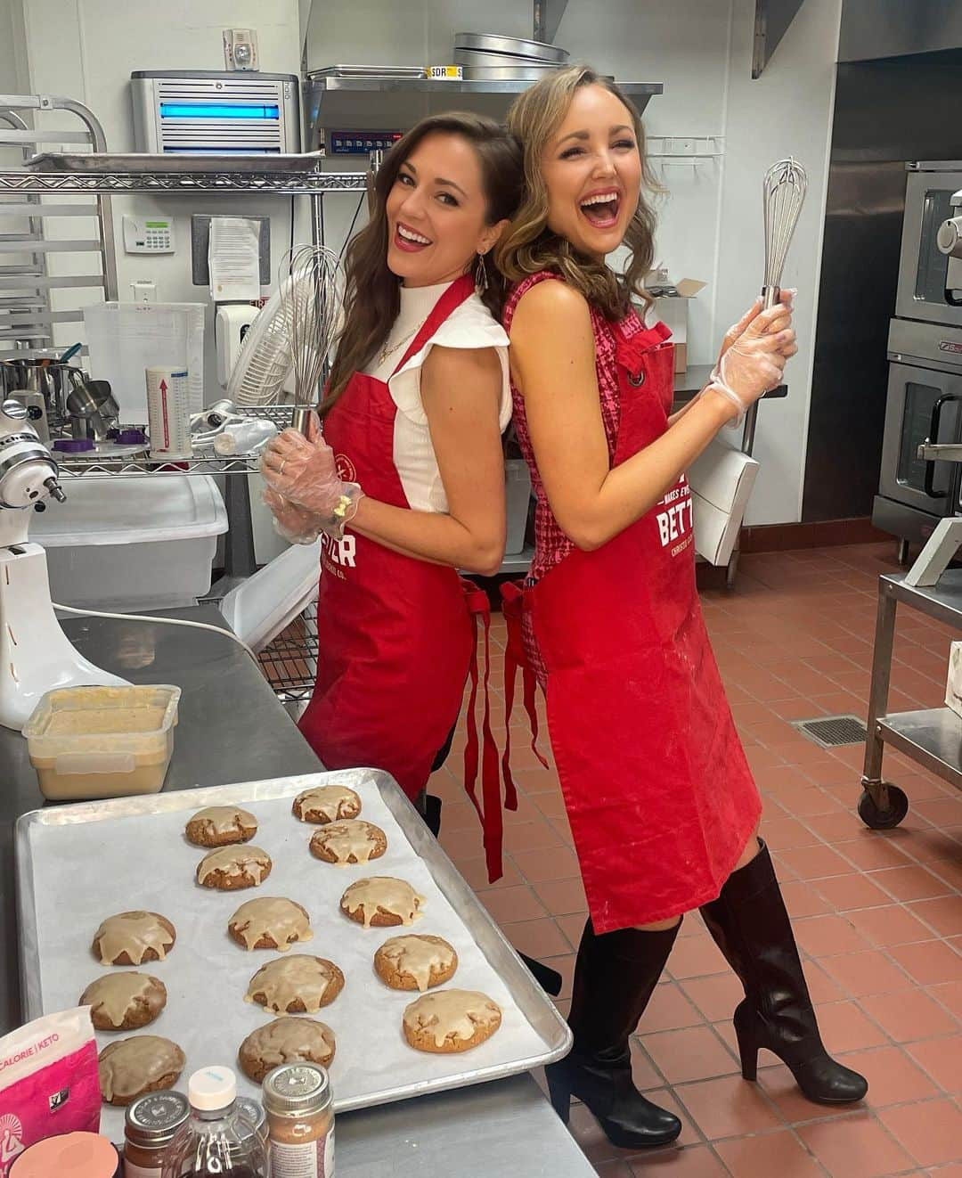 ローラ・オスさんのインスタグラム写真 - (ローラ・オスInstagram)「Thank you @christiecookienashville for hosting @lauraosnes and me for a special “Hale’s Kitchen” Christmas collaboration! We cannot wait for everyone to get a taste of what we have been baking for our show at @draperjames on December 5th! We will also be debuting a brand new song! Have you grabbed your tickets yet?! Hurry before they sellout!! Link in bio! 👆🎄🎶💕  Sending a special shoutout to our show sponsors: @amymyersmd and @truistwealthseg  #haleskitchen #carolsformonroecarelljr  • • • • • #draperjames #lauraosnes #adashofchristmas #christiecookieco #christiecookieconashville #americanidol #rachelhalemusic #rachelhale #nashvillemusicscene #ootd #paleo #gac #hallmark #12thsouth」11月18日 5時44分 - lauraosnes