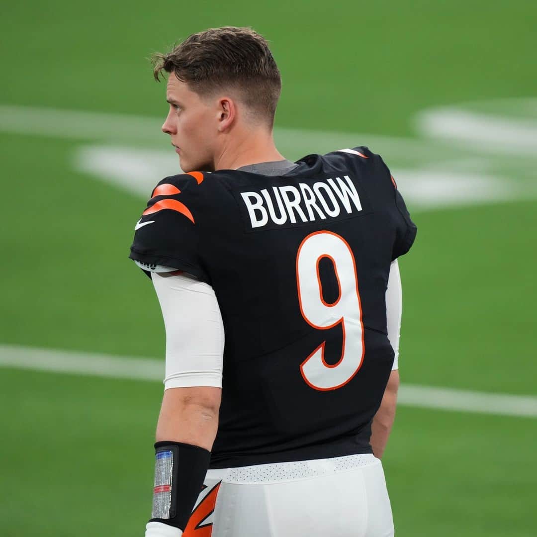 Us Weeklyさんのインスタグラム写真 - (Us WeeklyInstagram)「What’s going on with Joe Burrow ... and his wrist? The #Bengals quarterback is now out for the season, but his injury raised some eyebrows. Everything to know about the #NFL investigation is at the link in bio. (📸: Getty)」11月18日 5時47分 - usweekly
