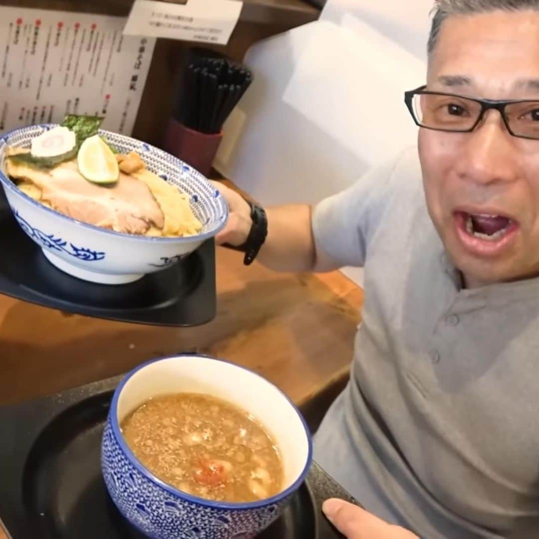 中島浩二さんのインスタグラム写真 - (中島浩二Instagram)「やっぱり名店だすーー🤣🤣🤣  今回は、福岡で煮干し醤油ラーメンを最初にヒットさせたお店、 郷家‼️  久しぶりに行ったけど、うん、完璧です‼️ って言うか、ここの味が僕にとっての基本になってるんだよなー😊  煮干しの旨味と香り、そして醤油、最高だすーー🤣🤣🤣 そこに、ぷりぷりの麺、ピリ辛の辛ネギの食感と風味、そして甘辛い口の中で解けるチャーシューと、八角の香りが効いた煮卵‼️  素晴らしい‼️  それから、もう一つはつけ麺🤣🤣🤣  締まった麺のぷりぷりが、口の中でダンス‼️ つけ汁も、より煮干しの旨味が引き立ってます😊  地鶏めしも、うみゃいだすーー😊  是非、休日のお昼にどーぞ😊😊😊  YouTubeに新しい動画アップしてるんで、是非‼️  プロフィールから飛べるだすーー😊  で、今夜、9時からインスタライブ‼️  旅先からやるだすよー😊  #郷家　#中華そば郷家　#福岡グルメ　#福岡醤油ラーメン　#煮干しラーメン　#福岡煮干しラーメン」11月18日 5時49分 - koji_nakajiii