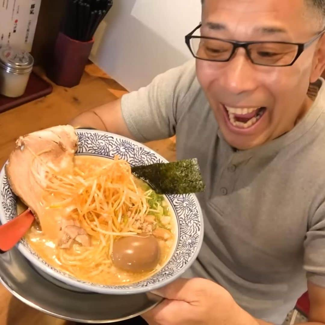 中島浩二のインスタグラム：「やっぱり名店だすーー🤣🤣🤣  今回は、福岡で煮干し醤油ラーメンを最初にヒットさせたお店、 郷家‼️  久しぶりに行ったけど、うん、完璧です‼️ って言うか、ここの味が僕にとっての基本になってるんだよなー😊  煮干しの旨味と香り、そして醤油、最高だすーー🤣🤣🤣 そこに、ぷりぷりの麺、ピリ辛の辛ネギの食感と風味、そして甘辛い口の中で解けるチャーシューと、八角の香りが効いた煮卵‼️  素晴らしい‼️  それから、もう一つはつけ麺🤣🤣🤣  締まった麺のぷりぷりが、口の中でダンス‼️ つけ汁も、より煮干しの旨味が引き立ってます😊  地鶏めしも、うみゃいだすーー😊  是非、休日のお昼にどーぞ😊😊😊  YouTubeに新しい動画アップしてるんで、是非‼️  プロフィールから飛べるだすーー😊  で、今夜、9時からインスタライブ‼️  旅先からやるだすよー😊  #郷家　#中華そば郷家　#福岡グルメ　#福岡醤油ラーメン　#煮干しラーメン　#福岡煮干しラーメン」