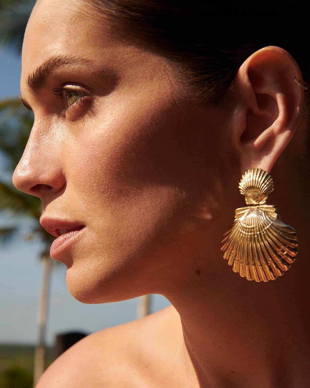 ロジャス・レナーのインスタグラム：「Para você brilhar em cada detalhe na estação mais solar! ✨ Os acessórios com design elegante dão um toque extra de estilo nos visuais do verão. Arraste para o lado e escolha as suas apostas preferidas. Clique nas imagens para garantir as novidades. #AltoVerão #Verão24 #Acessórios #Dourado  #ModaFeminina #modafeminina  Brinco concha 849044740 | Conjunto choker 889862341 | Brinco argola 848452670 | Brinco redondo 848460194 | Conjunto colar 848465913」