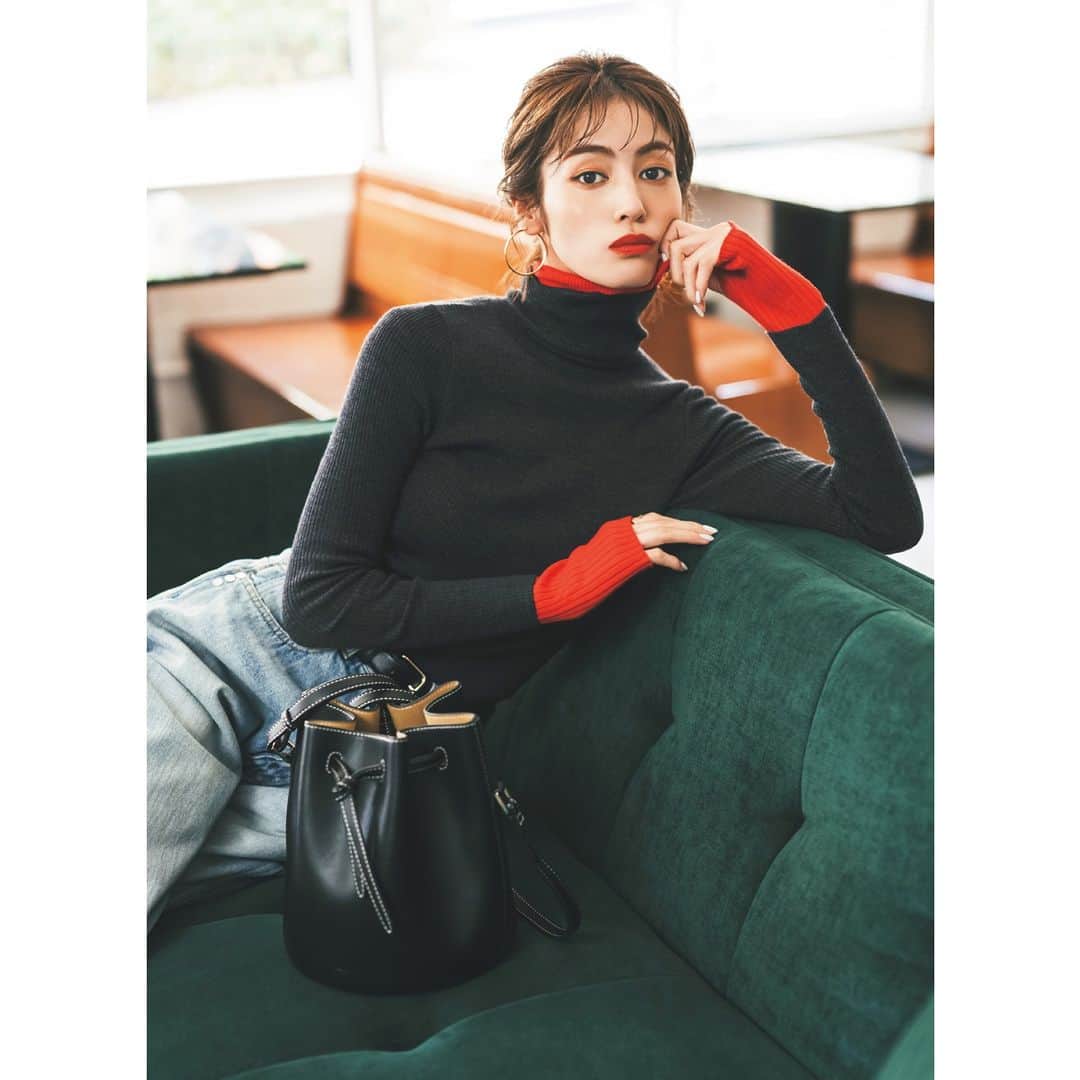 CanCamさんのインスタグラム写真 - (CanCamInstagram)「タートルのあか抜けコーデ♡  今日のコーデをかわいいと思ったら、コメントに😍をしてね❣️ 全身写真はスワイプ⏩  秋冬に欠かせないニット。タートル同士をレイヤードすると、簡単にあか抜けます。インパクトのある赤も、差し色変わりに忍ばせれば、挑戦しやすいのも嬉しい。ベーシックカラー同士で楽しむもよし、色を投入するもよし。色合わせ次第で自分らしくアレンジできる幅の広さも魅力的♡  ニット［グレー］ @uniqlo_jp 中に着たニット［赤］  @micaanddeal_official パンツ @doublestandard_official ベルト @randeboo_official バッグ @vasic_japan ピアス @mariha_official リング［3連］ @joueteofficial  CanCam2023年11月号「タートルニットは、ちょい攻めコーデで更新！」より 撮影／田形千紘 @c_tagata　スタイリスト／たなべさおり @tanaberian　ヘア＆メイク／KIKKU @kikku726 （Chrysanthemum）　モデル／楓 @kaede_」11月18日 5時55分 - cancam_official