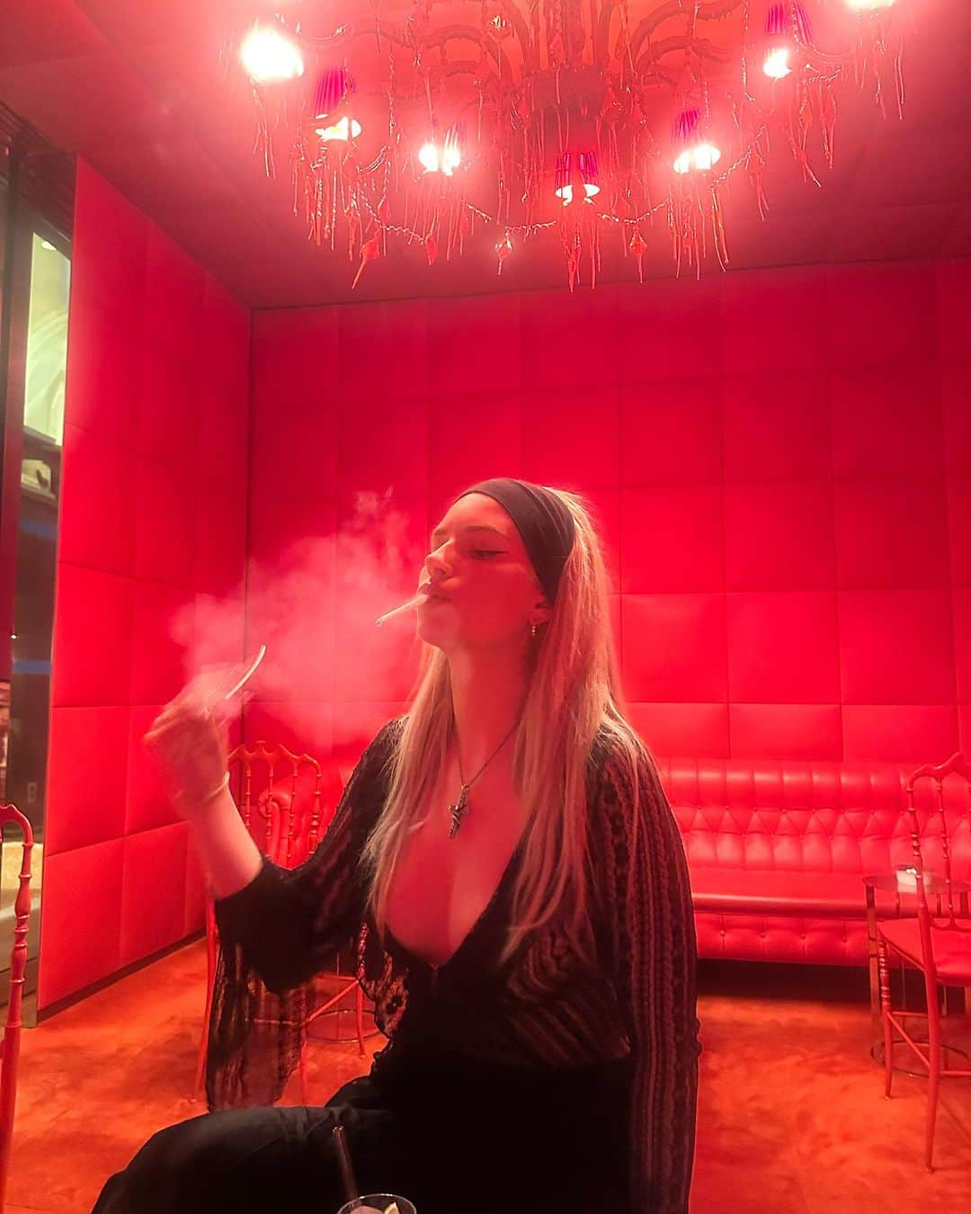 ロッティ・モスさんのインスタグラム写真 - (ロッティ・モスInstagram)「Red room 🚬」11月18日 5時55分 - lottiemossxo