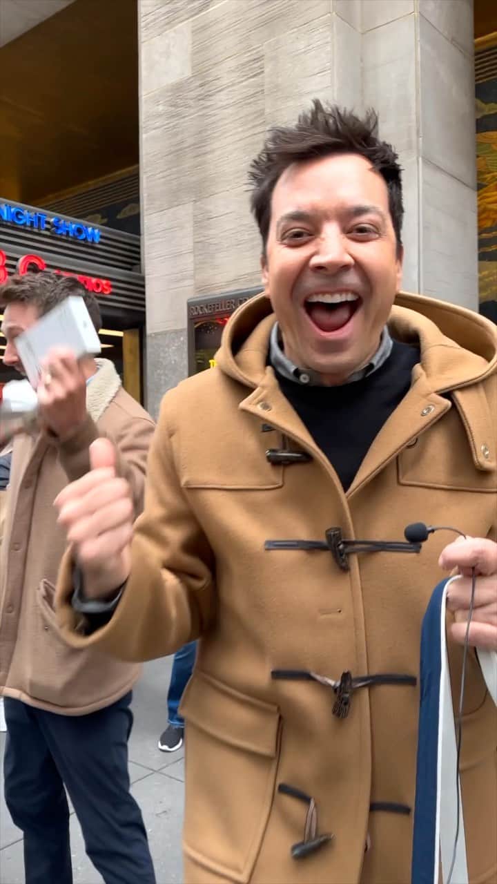 メーガン・トレイナーのインスタグラム：「My new song “Wrap Me Up” with @meghantrainor is OUT NOW! I was so excited for this song to come out that I wanted to spread some holiday cheer and surprise folks on the streets of New York City with some presents. Hope you all love this song as much as I do 🎁🎄」