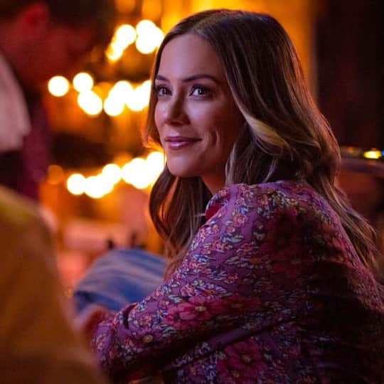 ジャナ・クレイマーのインスタグラム：「You ready for holiday movies? Swipe right for the trailer and some behind the scenes!!!!!Tune into #ACowboyChristmasRomance December 9th at 8/7c only on @Lifetimetv! 🤠🎄❤️ #ItsAWonderfulLifetime✨」