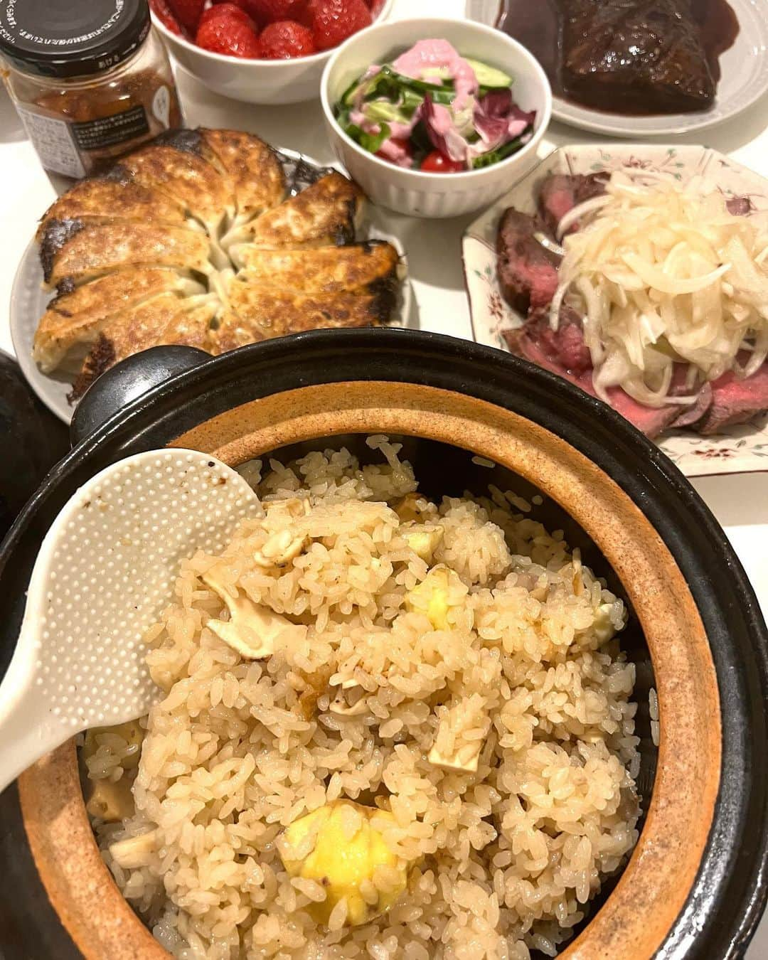 甘糟記子のインスタグラム：「先日の夕飯\(//∇//)\  純ちゃんにもらった栗が冷蔵庫に余ってたので、栗と松茸と鶏肉で炊き込みに(≧∀≦) @junsatoidea   あとは王将の生餃子買ったので焼いて、玉葱たっぷりのローストビーフ、サラダ、イチゴです\(//∇//)\  あとは週末食べるはずだったハラミちゃんを忘れてて、チルドに残されていたのでこちらも焼いちゃいました！  肉祭り（笑）  炊き込みご飯は、栗の甘味が冷蔵庫で寝てる間に凝縮されてて、めっちゃ甘くなってた！  子供達にも大好評だったので、また近いうちにこれやろっと！(๑>◡<๑)  3枚目は食後にハワイで買ってきたSee'sのチョコレート！  定番の詰め合わせのも、自分で選んで買うのも値段がほぼ変わらない上に、なぜか選んで詰め合わせた方が賞味期限が長かったから（笑）  選ぶ時に味見もさせてくれるから、自分の食べたいものだけの宝箱\(//∇//)\ チビチビ食べてます（笑）  あとは友達とお姉ちゃんにもらったクッキー缶を食べ比べ！  クッキー缶っていろんな味が詰まってて最高(๑˃̵ᴗ˂̵)  美味しいデザートも満喫できて幸せな夜でした\(//∇//)\  いつもありがとう〜\(//∇//)\  #甘糟ご飯#ご飯#おうちご飯#炊き込みご飯#土鍋飯#秋の味覚#松茸ご飯#栗ご飯#王将の餃子#seescandies #美味しかった#クッキー缶」