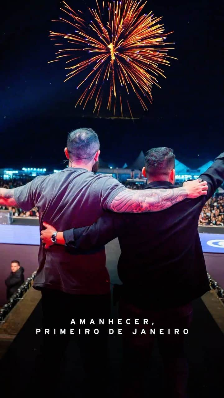 Jorge & Mateusのインスタグラム：「45 dias e um sonho. Marque aqui quem vai amanhecer 1º de janeiro com você! 🥰 #jorgeemateus」