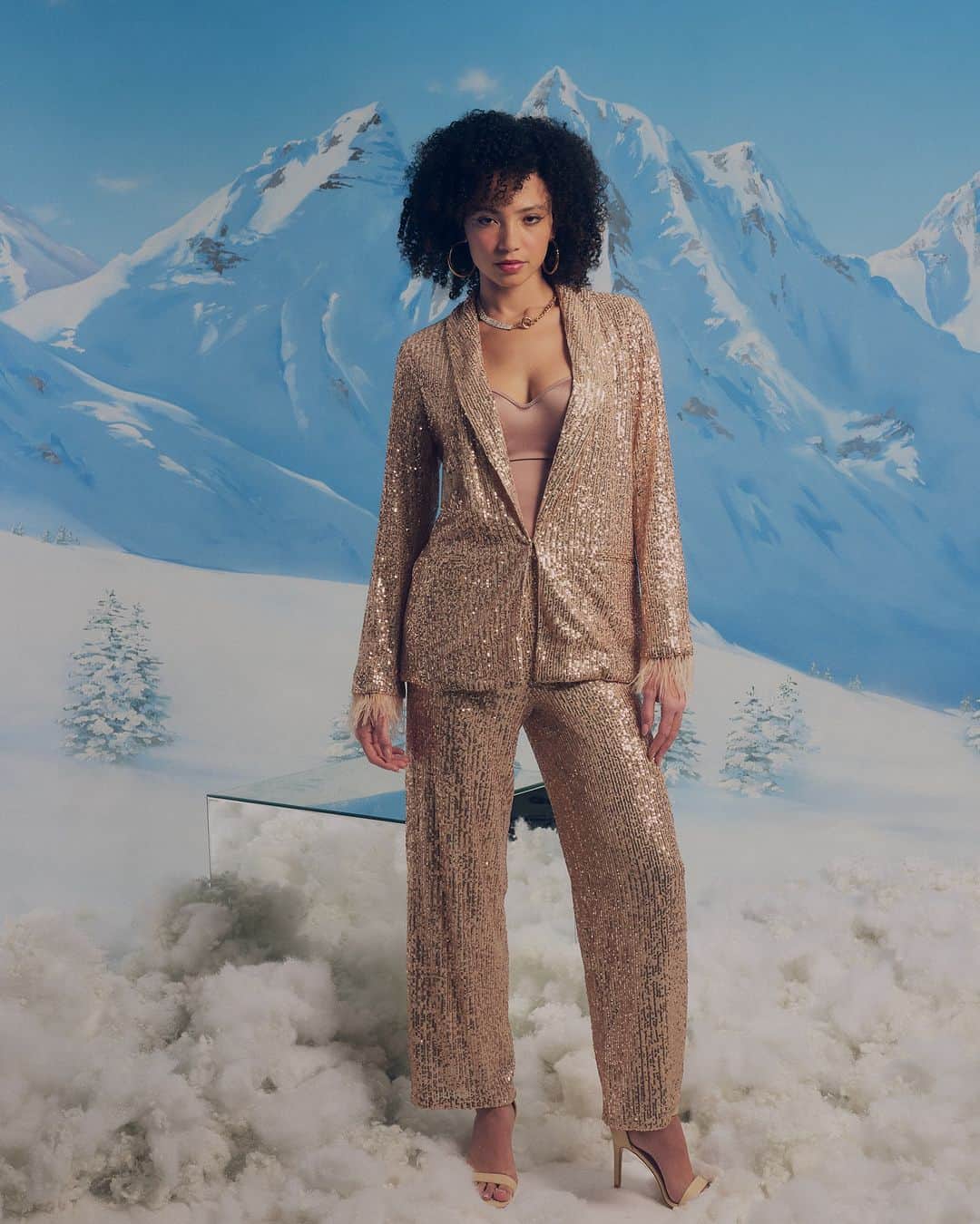 ニコールミラーのインスタグラム：「Snowflakes, sequins, and shapewear – the perfect winter combination! ❄️✨   #NicoleMiller #NicoleMillerStyle #Sequins #holidayoutfit #holidaystyle #holidaycollection #blackfridaysale」