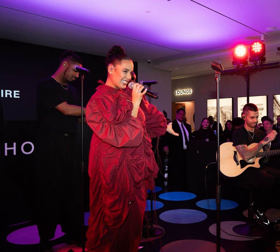 のインスタグラム：「Aperçue : l’artiste internationale @jorjasmith_ en showcase exceptionnel et intimiste lors de la soirée d’inauguration de notre boutique historique des Champs-Élysées. 🤍  Quelle est votre chanson préférée de Jorja Smith ? 🎶  #sephorachampselysees #sephorafrance #jorjasmith」