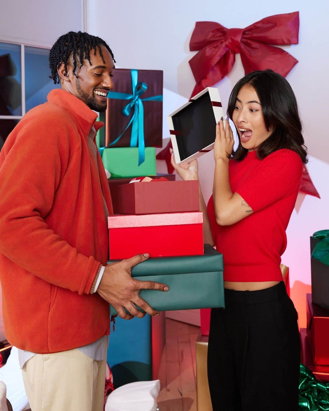 uniqlousaのインスタグラム：「Get something special for everyone on your list with the help of our recent Live Station show!   Re-watch the episode on UNIQLO.com  #Uniqlo #Uniqlousa #LiveStation」