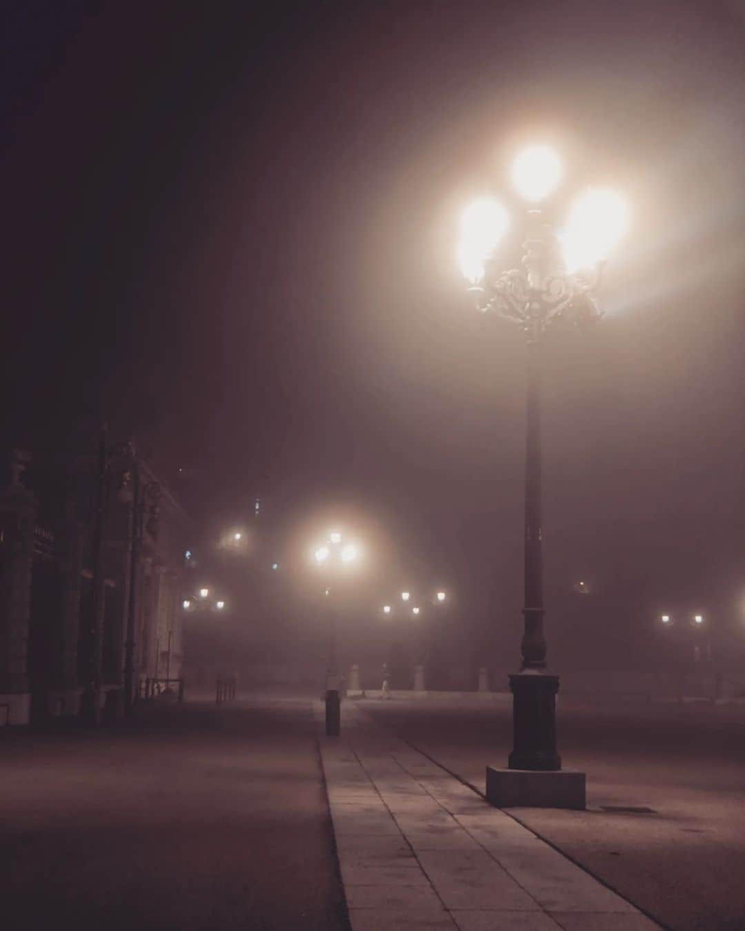 Guido Gutiérrez Ruizさんのインスタグラム写真 - (Guido Gutiérrez RuizInstagram)「Nights of fog and mystery take over the streets of Madrid ☄️ Noches de niebla y misterio se apoderan de las calles de #Madrid #Guigurui」11月18日 6時13分 - guigurui