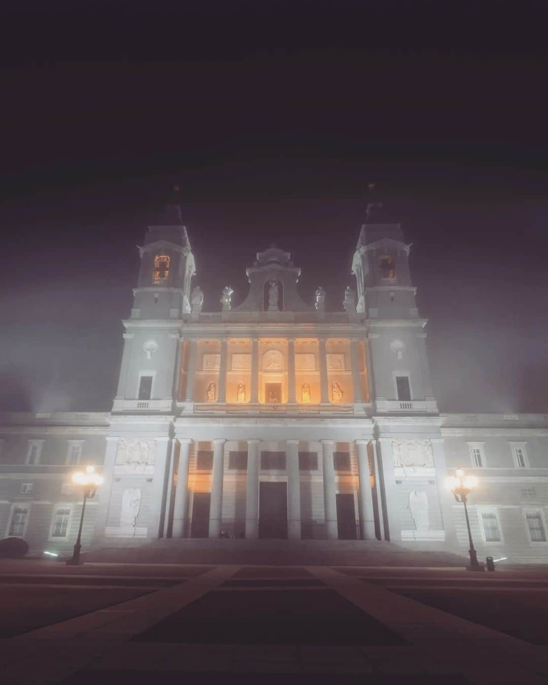 Guido Gutiérrez Ruizさんのインスタグラム写真 - (Guido Gutiérrez RuizInstagram)「Nights of fog and mystery take over the streets of Madrid ☄️ Noches de niebla y misterio se apoderan de las calles de #Madrid #Guigurui」11月18日 6時13分 - guigurui