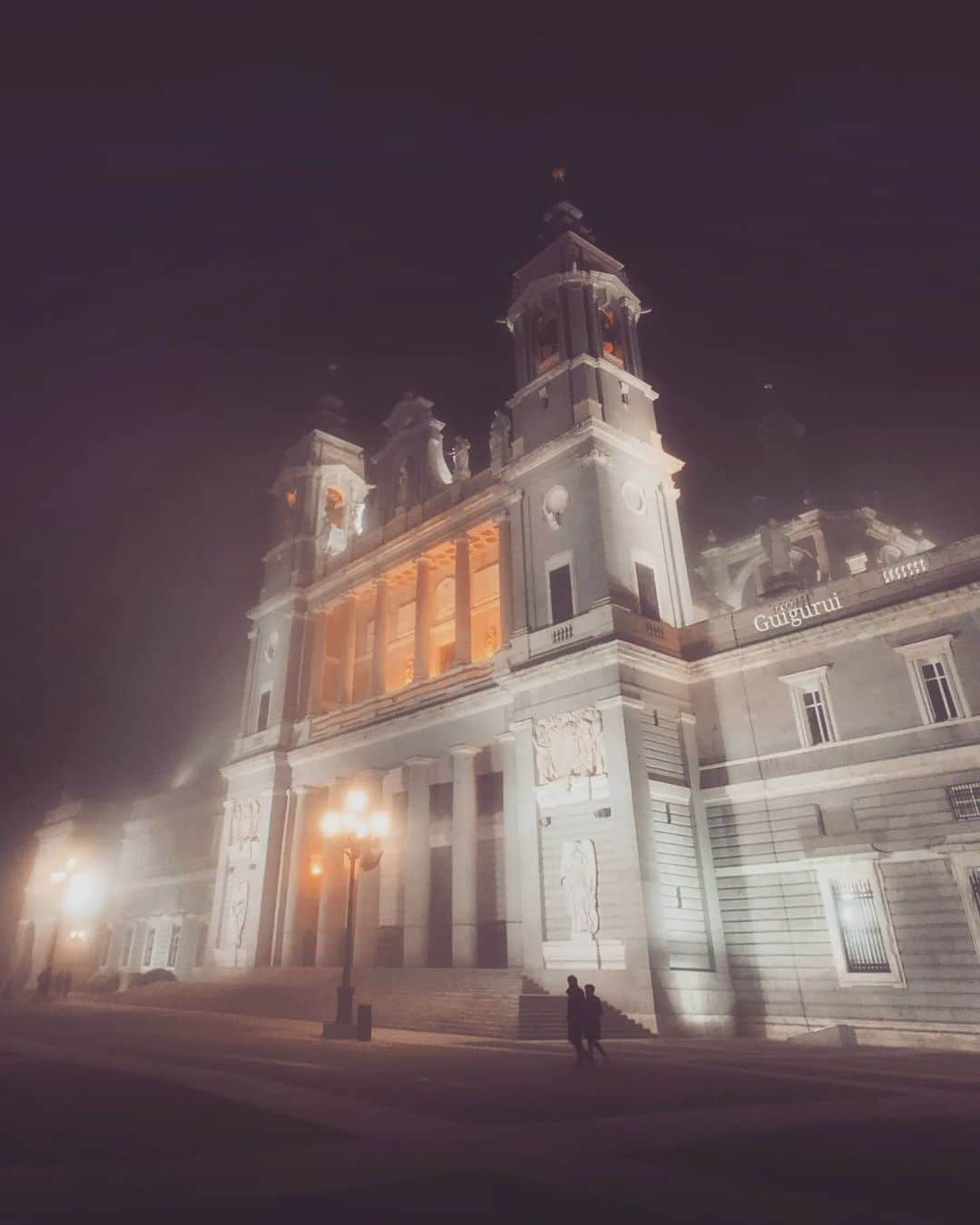 Guido Gutiérrez Ruizのインスタグラム：「Nights of fog and mystery take over the streets of Madrid ☄️ Noches de niebla y misterio se apoderan de las calles de #Madrid #Guigurui」