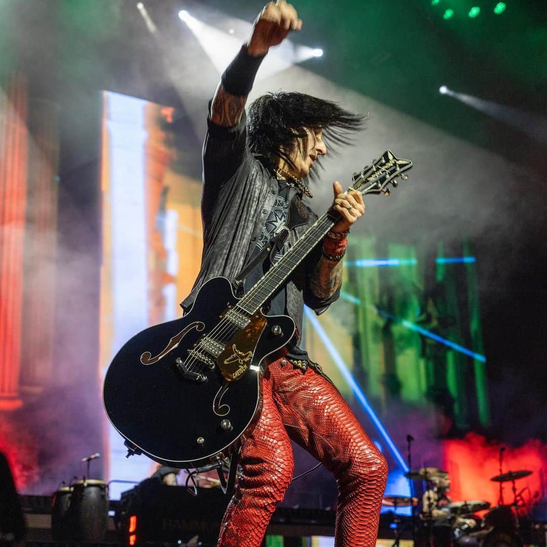 Guns N' Rosesのインスタグラム：「Happy birthday @4tus! 🔥」