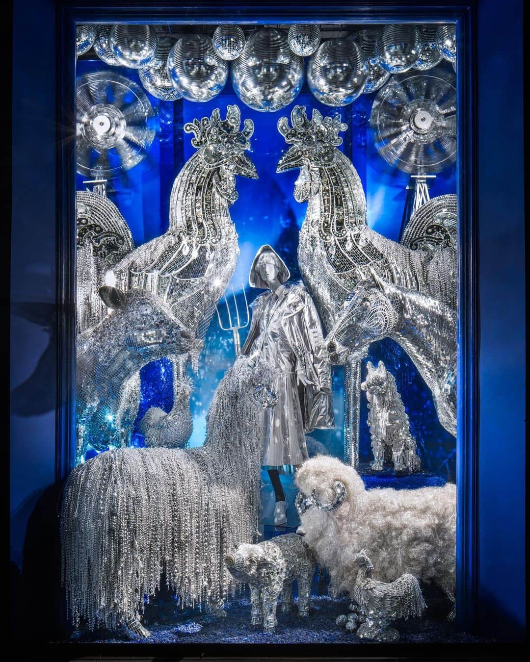 Bergdorf Goodmanのインスタグラム：「THE HOLIDAYS WINDOWS 🌟 Last night, we revealed our spectacular holiday windows! This year's theme, Isn’t It Brilliant, is a dazzling display of bright ideas and illuminating artistry designed to inspire and enchant.  Here: “First Light” which depicts a fantastical farmscape at sunrise.  Discover all the windows now at 5th Avenue & 58th Street.  📷: @rickyzehavi」