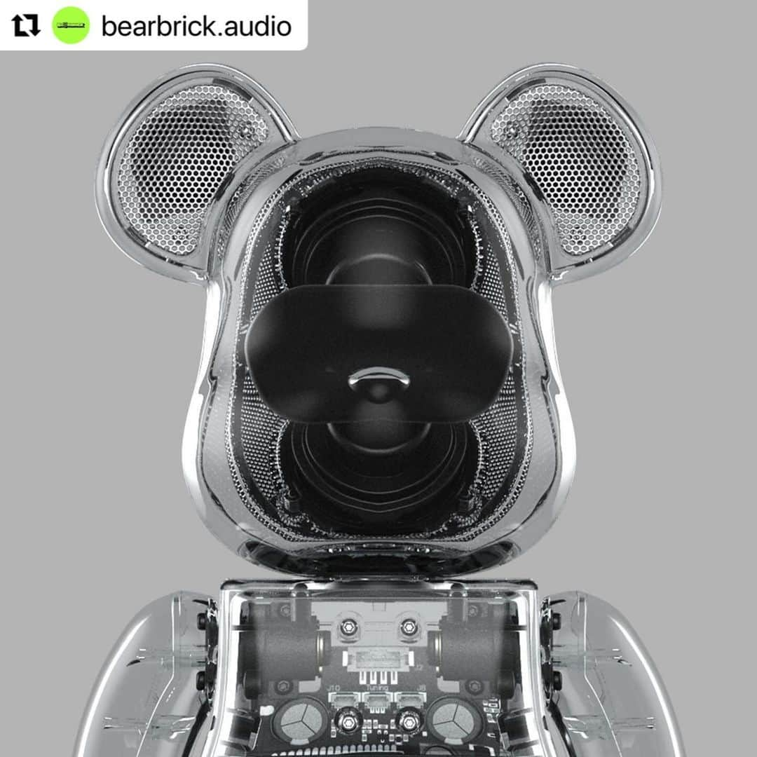 MEDICOM TOYのインスタグラム：「#Repost @bearbrick.audio with @use.repost ・・・ QUAD’360TM; is a patent-pending omidirectional sound technology that we've developed exclusively for our collaboration with @medicom_toy.   It's a system of 4 custom-engineered acoustic drivers set in the BE@RBRICK’s head: 2 x 6W wideband woofers covering 90 - 20000Hz range and  2 x1,5W tweeters covering 800-20000Hz.   These play in unison to generate a seamless 360 degree field of sound around the BE@RBRICK AUDIO 400% speaker, delivering natural and clear audio, wherever it's placed. The system punches far above the speaker’s size, reaching an impressive level of 85dB at 1m.  [ QUAD’360™は、@medicom_toy とのコラボレーションのために独自開発された、特許出願中の全方位サウンド・テクノロジーです。  これは、ベアブリックの頭部に配置された4つのカスタム設計音響ドライバーシステムに基づくテクノロジーで、90～20,000 Hzをカバーする 2台の広帯域ウーファー（6W）と、800～20,000Hzをカバーする2台のツイーター（1,5W）により構成されています。  これらのサウンドを一斉に再生することで、BE@RBRICK AUDIO 400% Speakerの周囲に360℃のシームレスな音場を生成し、どこに設置しても自然でクリアなオ​​ーディオをお届けします。この独自のシステムにより、1mで85dBという、スピーカーのサイズをはるかに超えた驚異的なレベルのサウンドを実現しました。]  #bearbrick #bearbrickaudio」