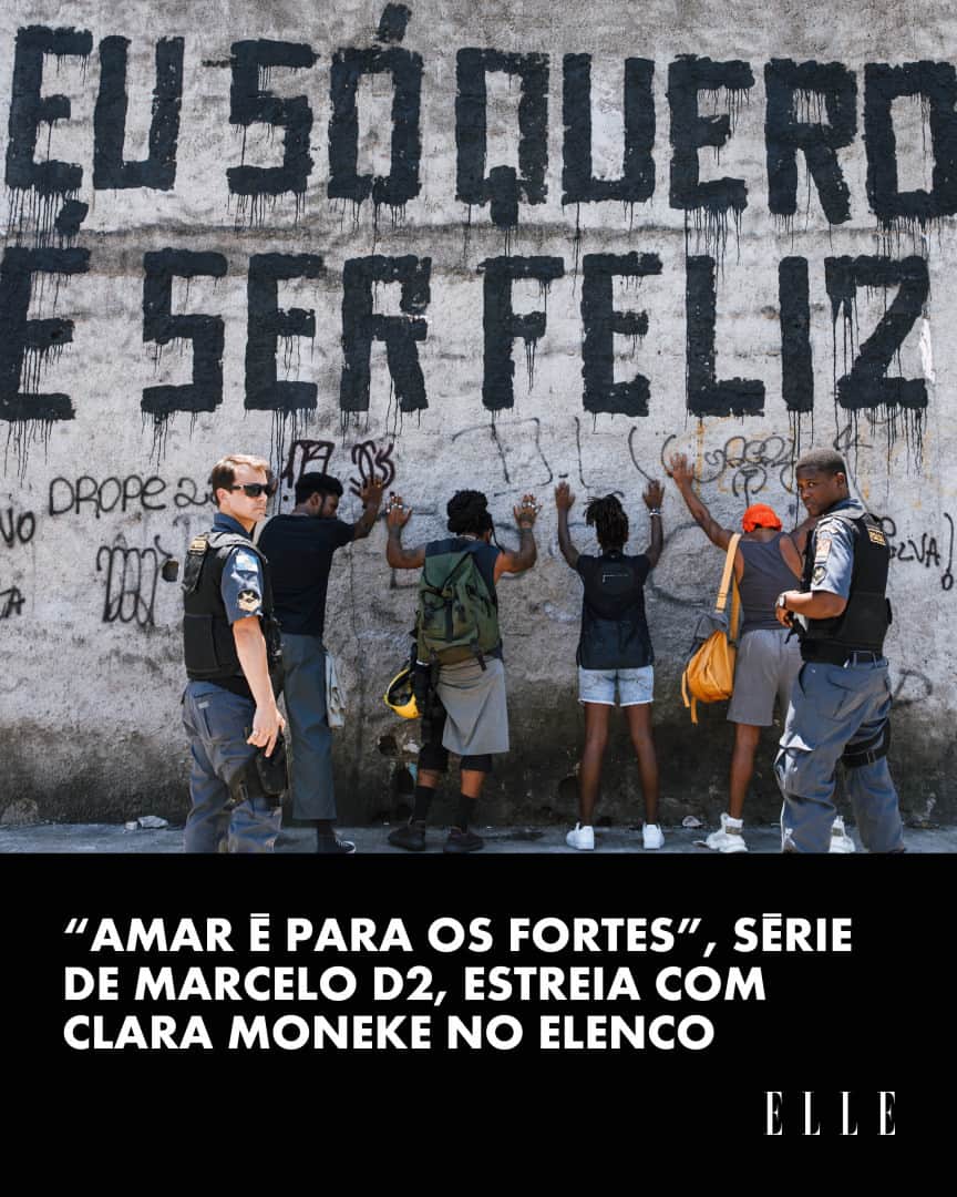 ELLE Brasilのインスタグラム：「Estreia nesta sexta-feira (17.11) na @primevideobr, "Amar é para os fortes", série criada por @marcelod2 sobre uma operação policial que vai determinar a vida de duas mulheres negras. Rita, interpretada por @tati_tiburcio, é mãe de um garoto de 11 anos que acaba sendo vítima da violência policial, e é Edna, vivida por @marianasousanunes, é mãe do policial que matou a criança. "É um olhar sobre todas essas histórias que a gente está acostumado, da violência policial, da violência dentro dos guetos, das favelas. É um olhar das mães", disse D2 quando posou para ensaio da #ELLEMen, em agosto deste ano. Foi o rapper que insistiu para que @claramoneke, que na época da produção da série tinha um emprego, fizesse parte do elenco e insistisse na carreira de atriz. Clara, aliás, foi capa da #ELLEView em fevereiro de 2021. Quem vai aproveitar o fim de semana para maratonar?」