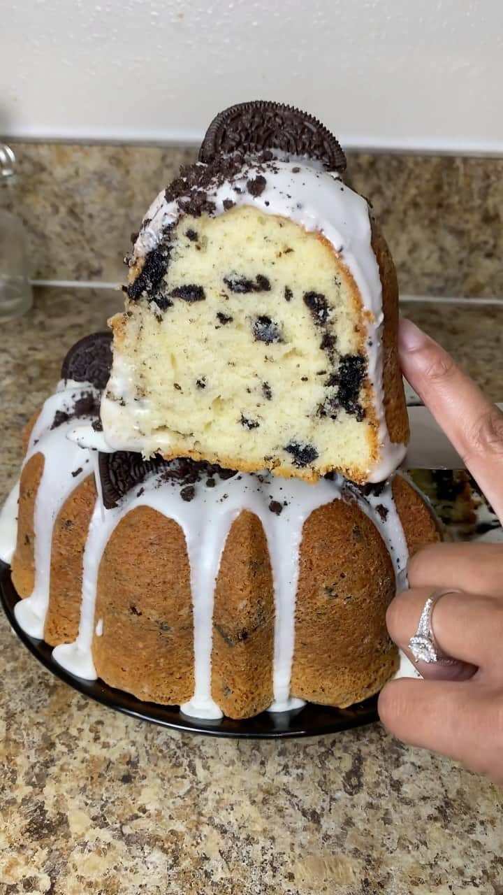 OREOのインスタグラム：「Would love a pound of this OREO pound cake🍴😩  📸: @rd.nation_」
