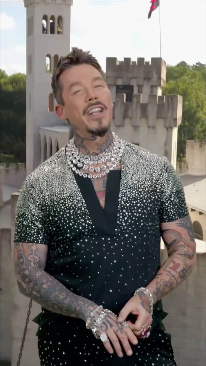 HGTVのインスタグラム：「FYI: Just because you're staying in tonight doesn't mean you can't choose chaos! Tune in to HGTV at 9|8c to see David Bromstad tour some of the weirdest places people live, from underground houses shaped like reptiles to a home made out of a shoe! 👞🏠🚀 #CraziestCribs」