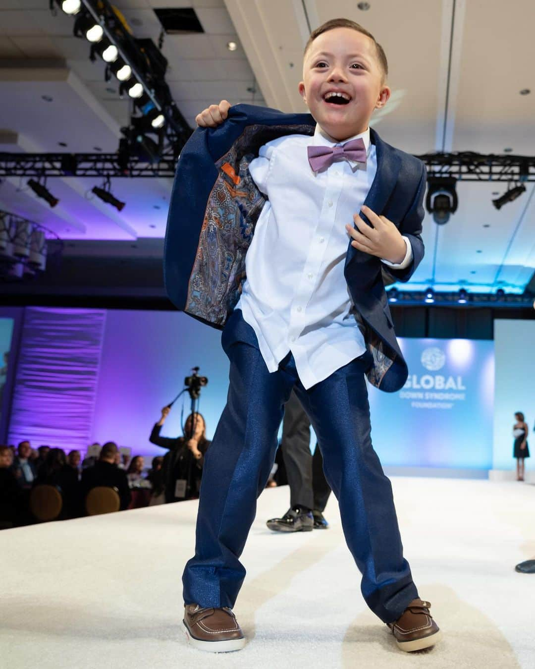 マックス・カーバーのインスタグラム：「You’ve seen me on screen, but now you’ll see me on a runway! I will be on my way to Denver to be part of the @globaldownsyndrome Foundation’s #BeBeautifulBeYourself Fashion Show this Saturday! This event is the BIGGEST fundraiser in the world for those with Down syndrome and benefits the work GLOBAL does to improve the lives of those with Down syndrome through research, medical care, education, and advocacy. You can help make a difference in the lives of those with Down syndrome by sponsoring one of this year’s models. Find out more on GLOBAL’s website! #rocktherunway #downsyndromerocks #dsrocks #downsyndromelove #downsyndromeawareness #t21 #globalrocks #downsyndromeworld」