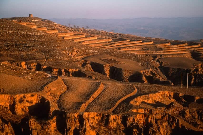 Michael Yamashitaさんのインスタグラム写真 - (Michael YamashitaInstagram)「In the Laoniuwan area, the World Bank funds the planting of trees on the mountainsides above the Yellow River as part of the Green Great Wall project to curb erosion. On the hills in the distance, Chinese characters spell out "Protect the Mother River and Transform the Loess Plateau." #greatwall #china #greengreatwall」11月18日 6時43分 - yamashitaphoto