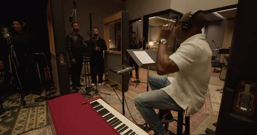 ネルソン・ベアトのインスタグラム：「Check out the behind the scenes of recording @kirkfranklin Spotify exclusive of “Joy to the World”. It’s always amazing to witness his genius. And I loved singing with some of my music fam @jadenbgray @laurhan_beato @keisharenee @norelleiam @itsravaughn !! And shoutout to @anthonyevansjr for the call! 🙌🏽 Happy Holidays! 🎄🕊️❤️ #kirkfranklin #joytotheworld #spotify * I do not own the rights to this recording」