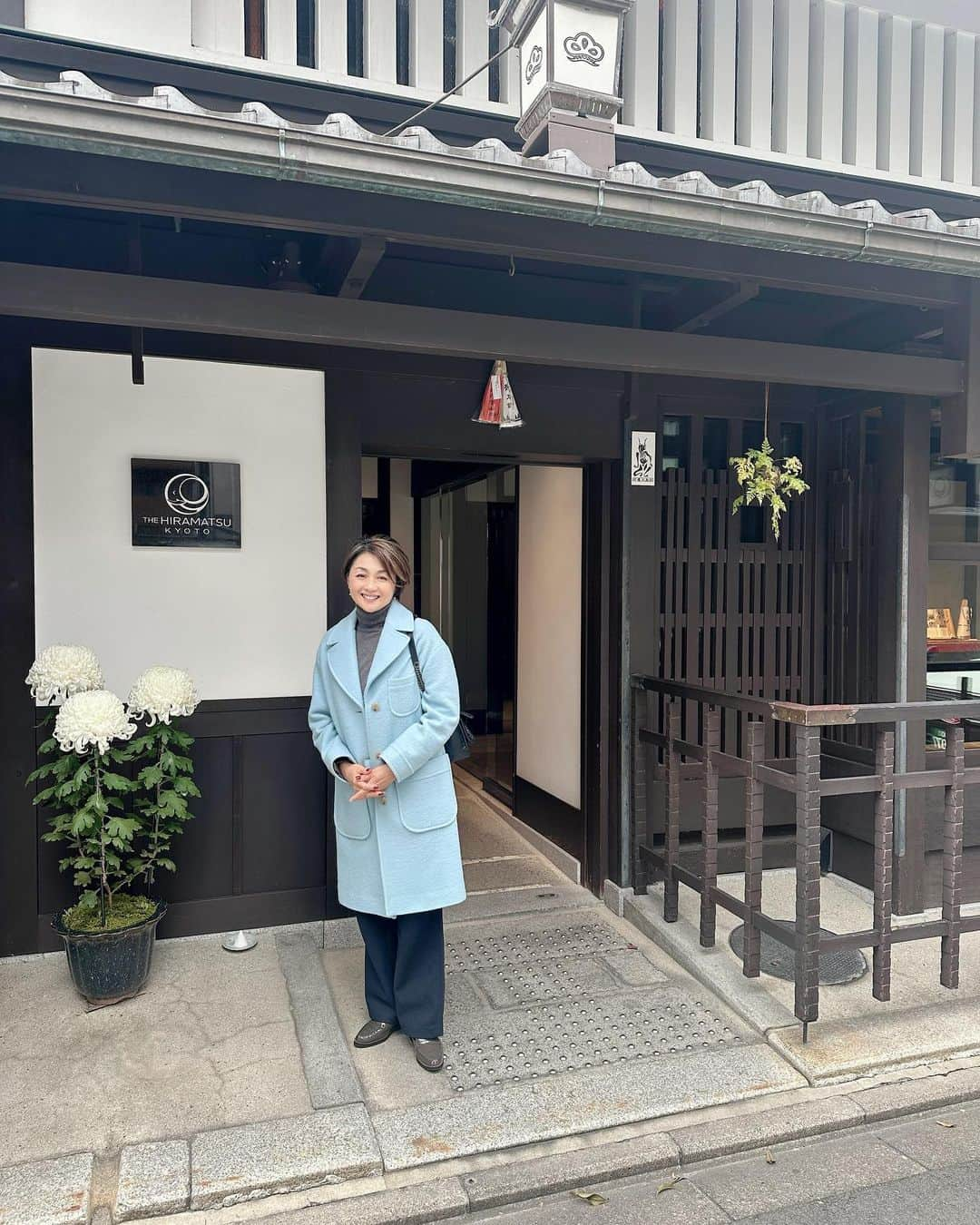 香坂みゆきのインスタグラム：「素敵なお宿 その昔は呉服店だったと  中庭にお住まいの親子の鳩さんも幸せそうでした  お部屋もお食事も スタッフの皆さん 全て素敵でした💕  #旅  #京都  #お宿  #❤️  @the_hiramatsu_kyoto」