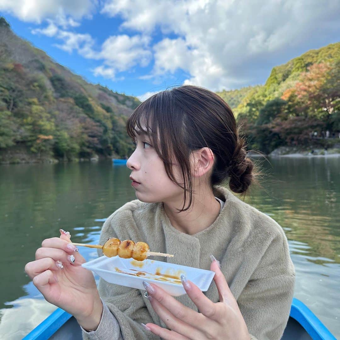 咲奈さんのインスタグラム写真 - (咲奈Instagram)「舟の上で食べるお団子、イカ焼き、甘酒がいつも以上に美味しくて幸せ感じまくった。。🥲💞  どこ行ってもなにしても瑛士となら楽しい〜〜✌🏼♡」11月18日 21時30分 - sachan_81