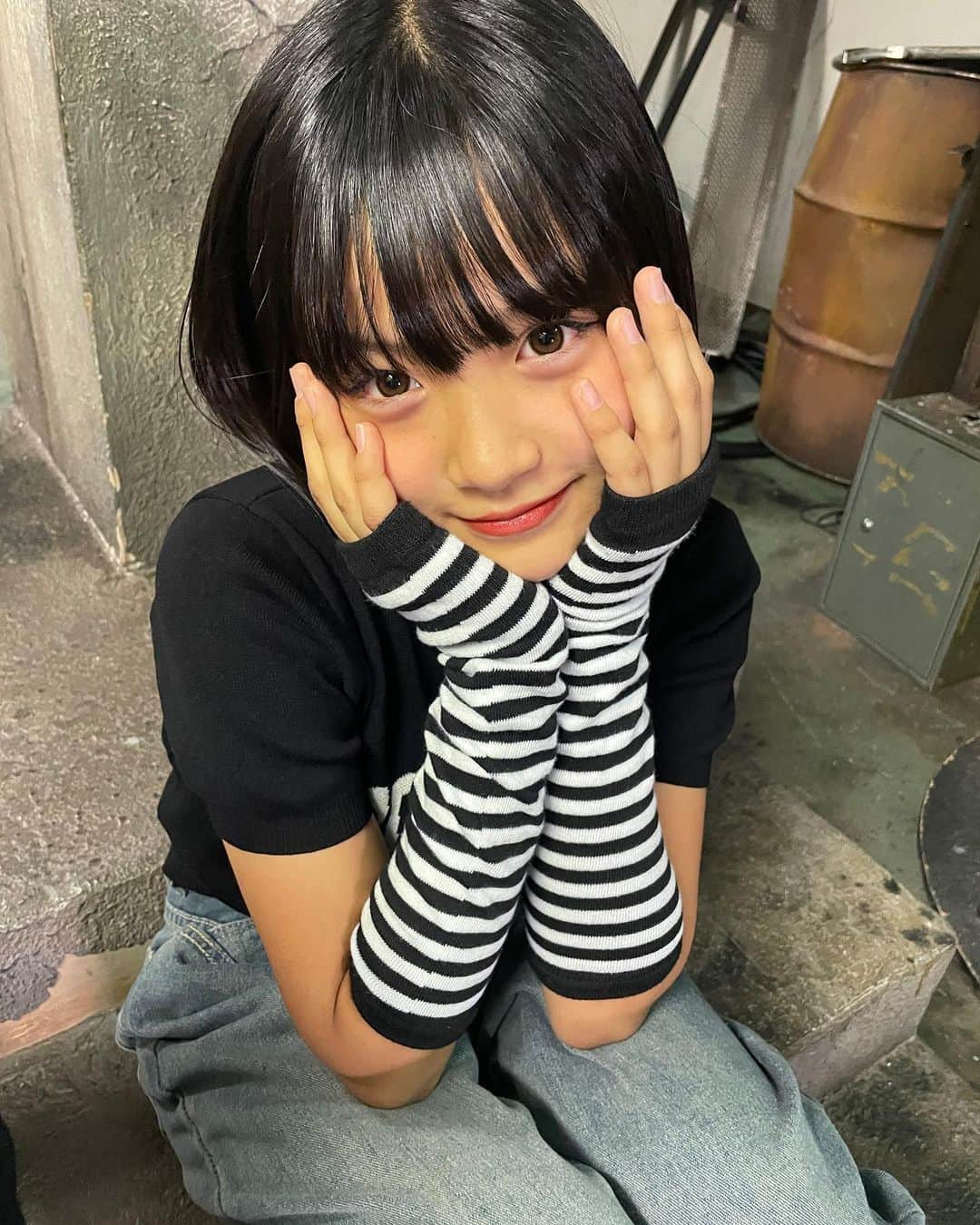 atukiyoさんのインスタグラム写真 - (atukiyoInstagram)「こないだの撮影中の写真🤳  今日も朝から頑張ったよー‼️ テスト明け3人揃った撮影がひさびさだったけど やっぱ楽しかったね👍  まこあこはバチバチに喧嘩してたけど🤛 気がつくとくっついてイチャイチャ... またまた面白い動画が撮れたので 期待しておいてください！  ろこまこあこ第0弾のグッズ販売ですが 11/19までで残り時間がわずかになってきたので まだの方は是非チェックしてね✅  セットを購入してくださった方は オンラインイベントの予約も忘れないようにね！  さて、夕飯作りますかね🍽️  _ _ _ _ _ _ _ _ _ _ _ _ _ _ _ _ _   ◽️YouTube◽️ ろこまこあこチャンネル ▶︎月、水、金曜日　17時〜 ▶︎ショート　16時〜  ろこチャンネル ▶︎木曜日　17時〜  ライブ配信 ▶︎火曜日　17時半〜  ◽️TikTok◽️ ろこまこあこ ▶︎ atukiyo0311 ろこ（母管理）▶︎ rocoz.0517rma  ◽️Instagram◽️ ろこ（母管理）▶︎ @rocoroco0517 まこ（母管理）▶︎ @macomacomacorun  あこ（母管理）▶︎ @acoacoaconz  _ _ _ _ _ _ _ _ _ _ _ _ _ _ _ _ _ _  #kidsfashion#三姉妹#youtube#youtuber#ろこまこあこ#キッズコーデ#小学生コーデ#jc2#js6#twins#双子#コーデ#kids」11月18日 17時39分 - rocomacoaco