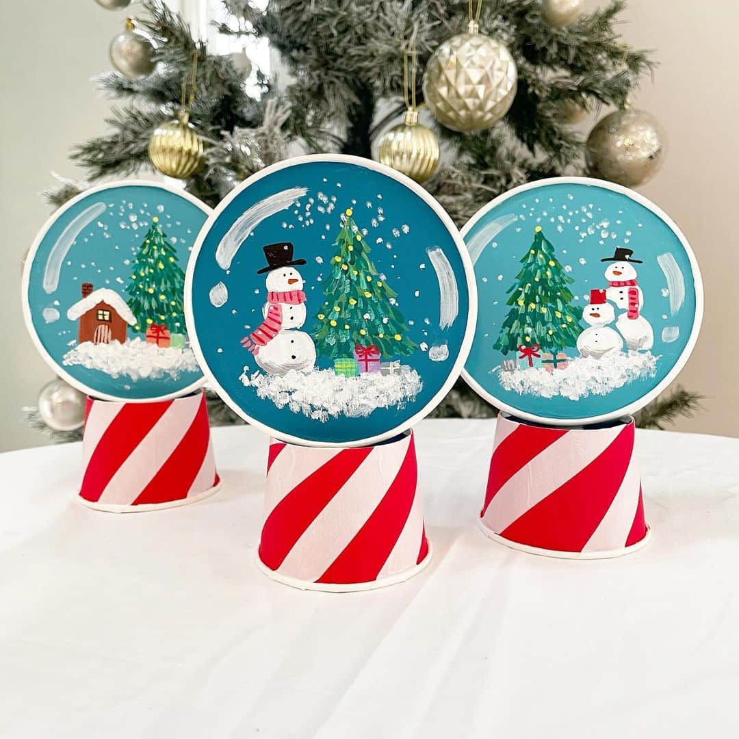 まいこのインスタグラム：「空き箱スノードーム☃️🎄❄️  大好きな丸いチーズの箱で スノードームを作りました。 カップは赤く塗って白いマステで。  お子様と一緒に簡単に制作できると思います✨  制作動画は前回のリールをぜひ見てくださいね♪ 今年も楽しいクリスマスが始まりますね〜😍🎄  #空き箱アート #アート#クリスマス#スノードーム #イラストレーター#アクリル画 #merrychristmas #art#acrylicpainting  #BOX#sdgs  #主婦が個展目指してます」