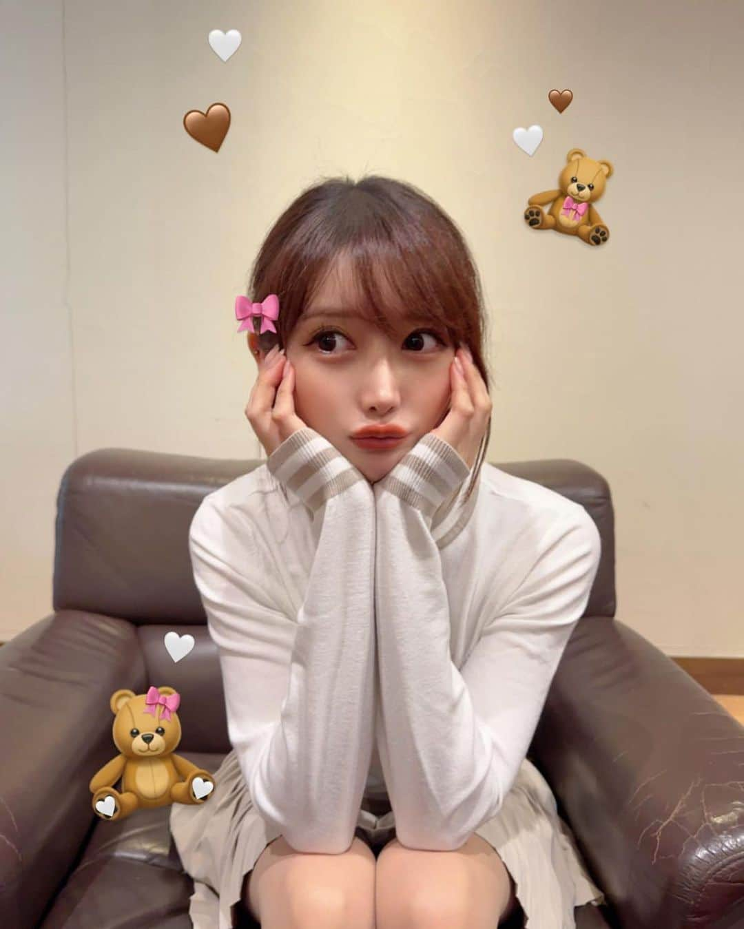 MAYUさんのインスタグラム写真 - (MAYUInstagram)「. 🧸🎀🤍🤎 . ぷぷぷ😙💕 絵文字でかわいくしてみた🤍 . もうさむーいね🥺🧣 みんなあったかくしてね☕️ . . #fairliar#golfwear」11月18日 17時33分 - mayu.kina_golf