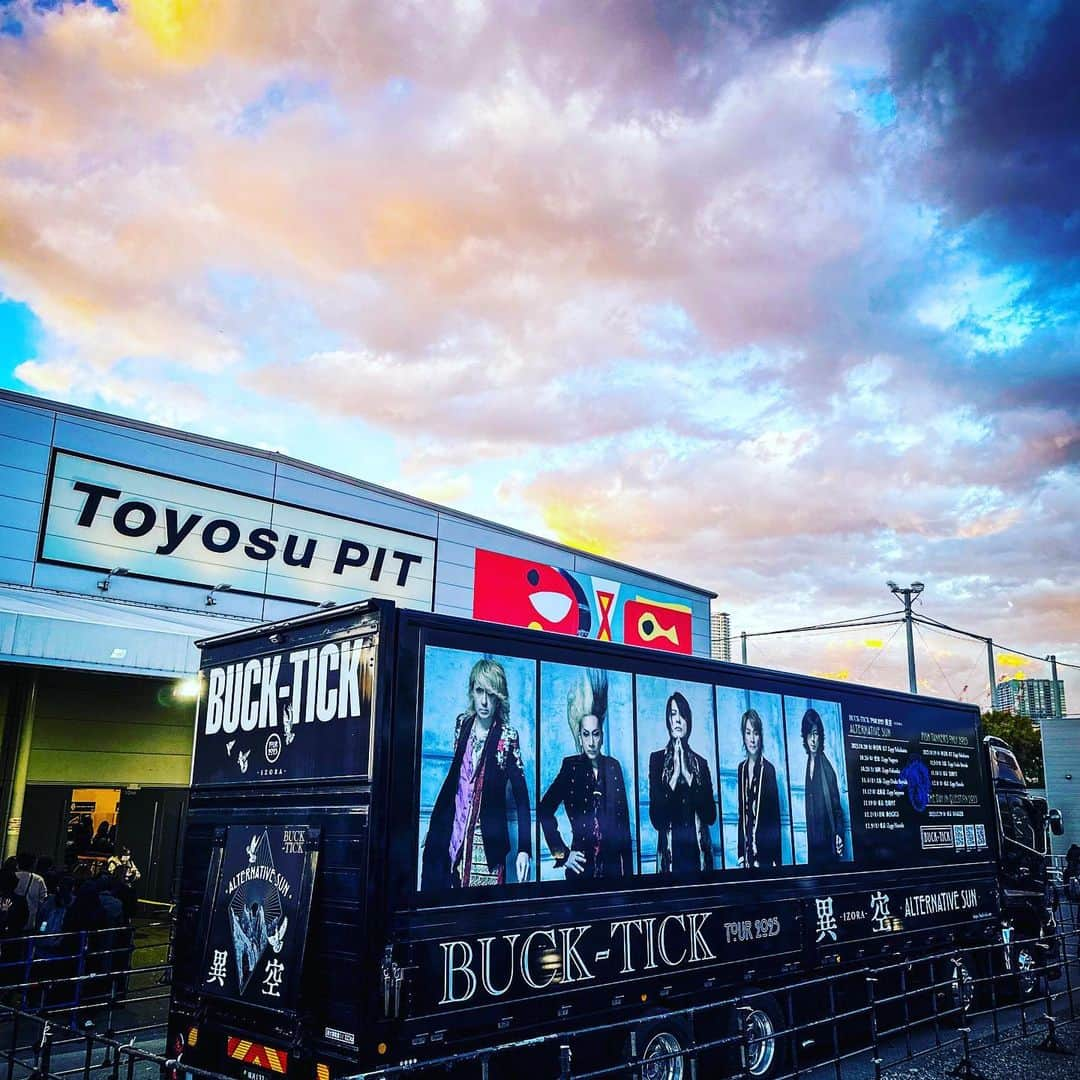 今井寿さんのインスタグラム写真 - (今井寿Instagram)「#🎶 #🎸 #☀️☀️  ✌🏻  FISH TANKer's ONLY 2023  11/18 Sat. 東京 豊洲PIT  #fishtankers #豊洲pit  #櫻井敦司 #ヤガミトール #樋口豊 #星野英彦 #今井寿 #imaihisashi #guitar #bucktick #bt #☀️☀️ #異空  #izora #alternativesun」11月18日 17時33分 - bucktick_imai