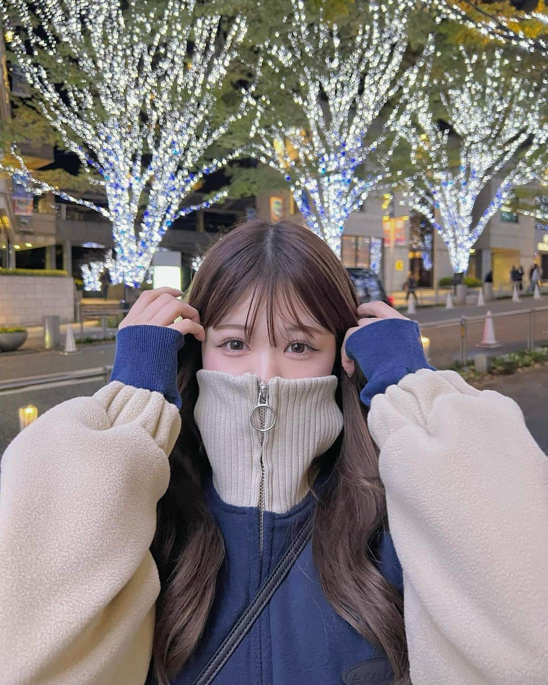 りょーかのインスタグラム：「・ ・ さっむすぎた。🥶 けやき坂のイルミネーション今年も行ってきたよ🎄❤︎  (4枚目がリアル)」