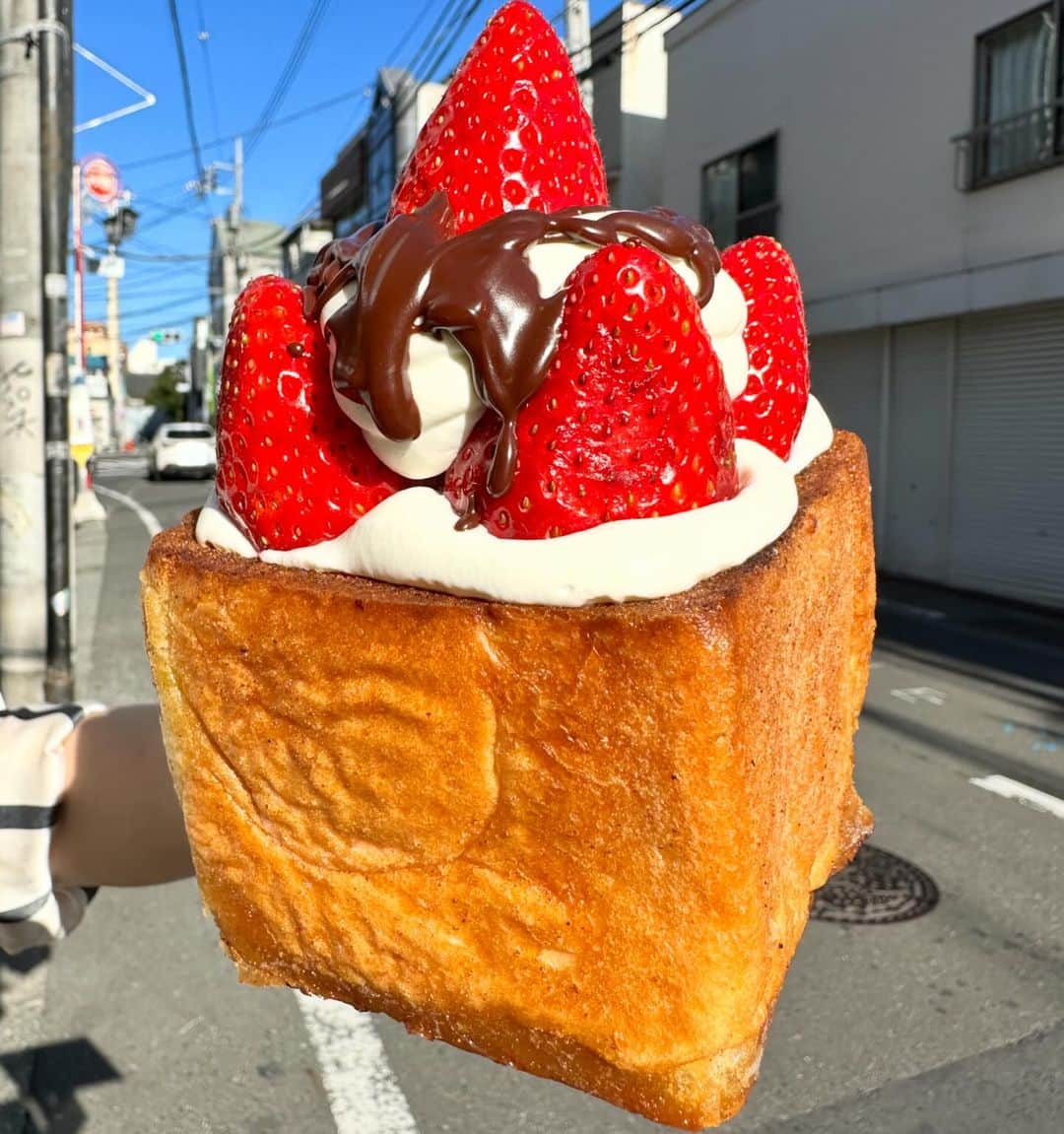 Coffee & Toast Tokyoさんのインスタグラム写真 - (Coffee & Toast TokyoInstagram)「"どっしり"いちごのタルトぱん‼︎ 🍓🍓🍓🍓🍓🍓🍓🍓🍓  “When someone asks if You’d like tart or bread, why not say you want cake and pie?”  サクサクのタルト仕立てに焼き上げたパンにホイップクリーム、チョコレートクリーム。 いちごを添えて！  クリーミーなホイップクリームとほろ苦チョコレート、甘酸っぱいストロベリーの組み合わせ、たまらんです😋😋😋  . . . . . #どっしりいちごのタルトぱん #🍓  #strawberry  #tart  #strawberries  #いちご  #イチゴタルト  #strawberrytart  #苺  #いちごスイーツ   #三軒茶屋ランチ  #世田谷線カフェ  #パンスタグラム  #東京カフェ  #三軒茶屋カフェ #三軒茶屋  #パン #三茶カフェ  #三茶 #田園都市線カフェ #コーヒーアンドトースト  #coffeeandtoast #foodie  #foodiegram #chocolategram #甘酸っぱい  #どっしり」11月18日 17時37分 - coffeetoast2